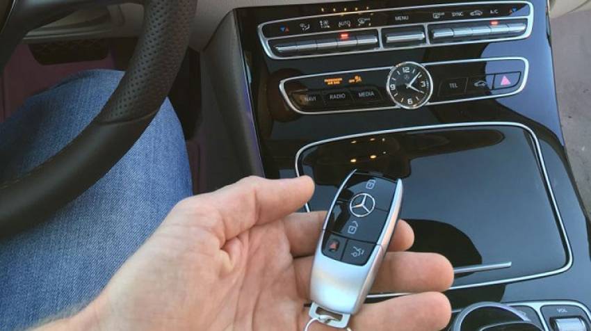 Khởi động xe Mercedes với hệ thống KEYLESSGO tiện lợi