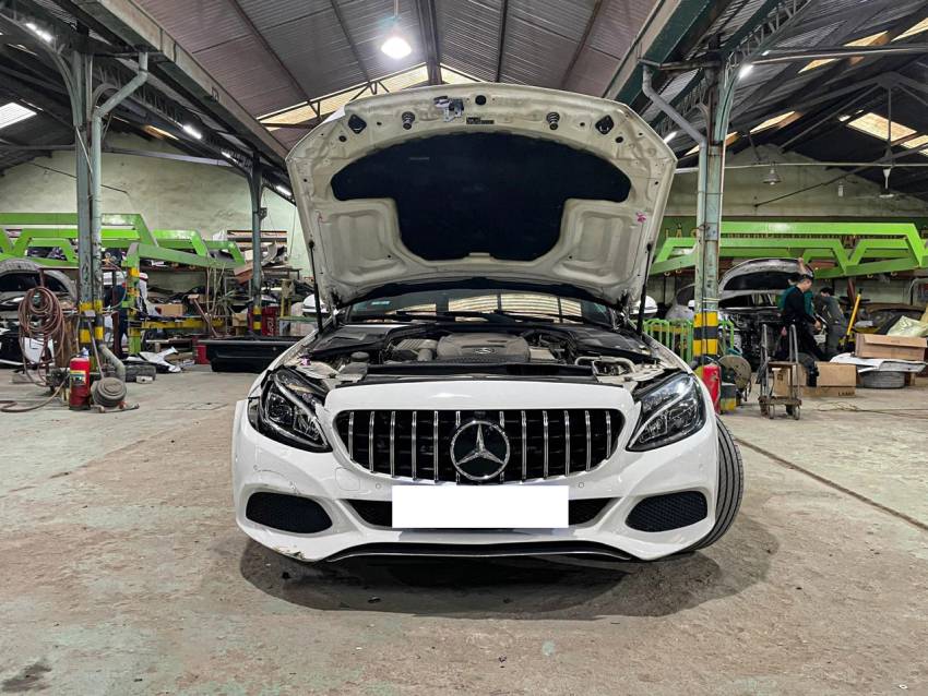 Vị trí các lẫy và chốt mở nắp capo trên Mercedes GLC 300