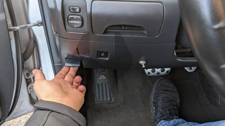 Hướng dẫn từng bước mở nắp capo Toyota Yaris Cross an toàn.