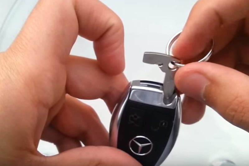 Chuẩn bị gì trước khi thay pin chìa khóa xe Mercedes?