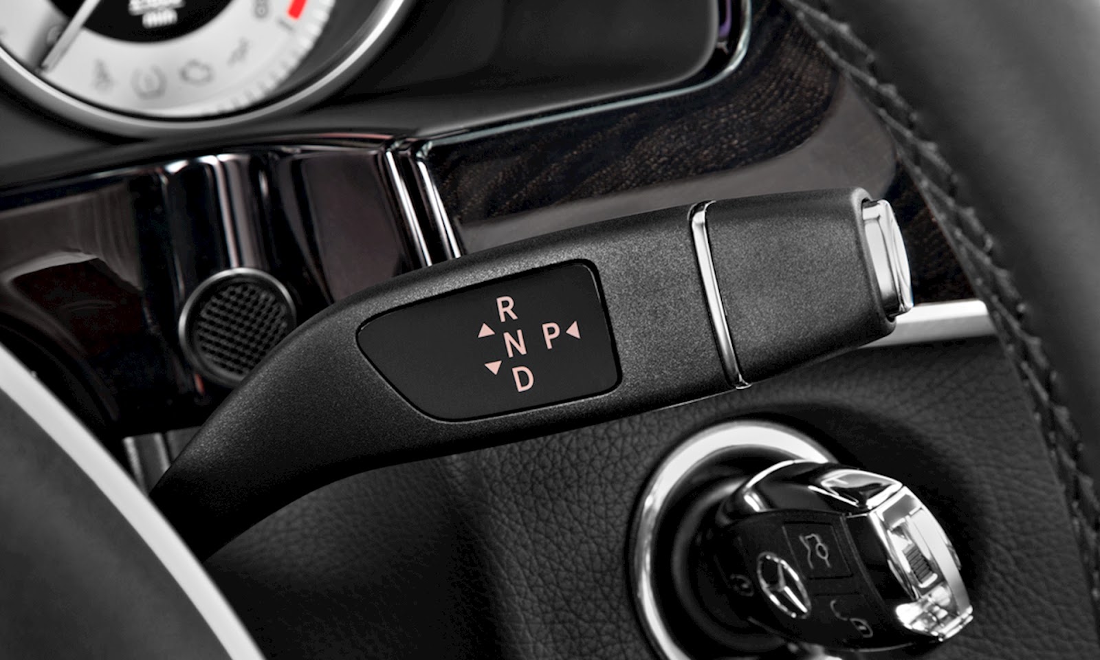 Bí Quyết Vào Số Xe Mercedes C200 Hiệu Quả và An Toàn Trong Từng Tình Huống