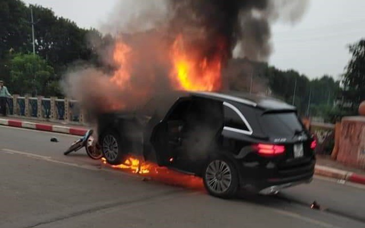 Cháy Xe Mercedes: Nguyên Nhân, Rủi Ro Và Giải Pháp An Toàn Phòng Ngừa 5 Các vụ cháy xe Mercedes nổi bật: Phân tích sự cố và bài học kinh nghiệm