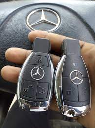 Lựa chọn dịch vụ làm chìa khóa Mercedes C200: Hãng, Garage hay Thợ khóa chuyên nghiệp?