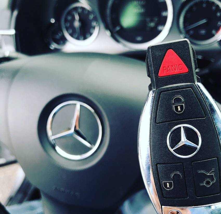 Thay pin chìa khóa Mercedes GLC 300: Hướng dẫn chi tiết tại nhà