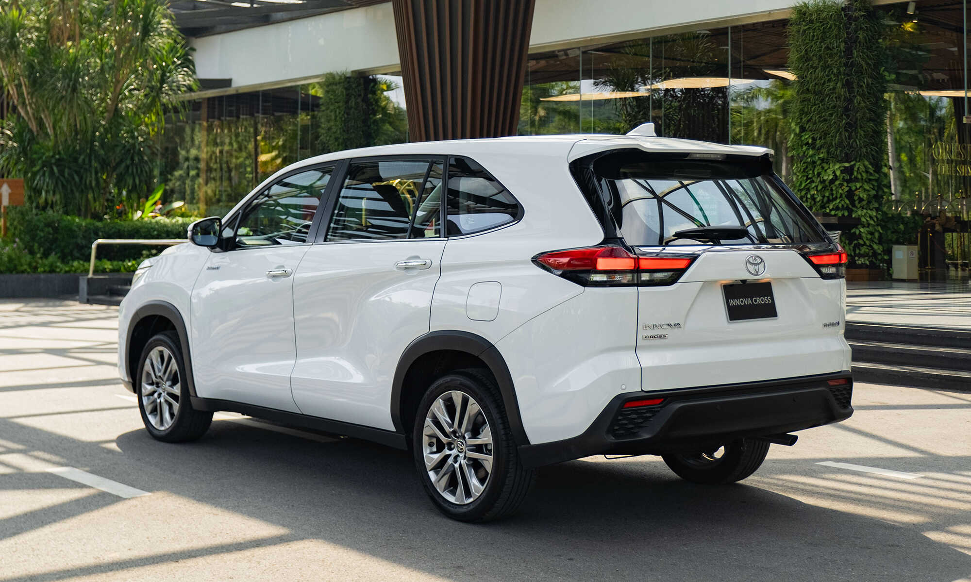 Bảng Giá Cho Thuê Xe Toyota Innova Tự Lái & Có Tài Xế Mới Nhất 2024: So Sánh Chi Tiết (Giải quyết trực tiếp user intent chính: Tìm kiếm giá thuê xe Innova.)