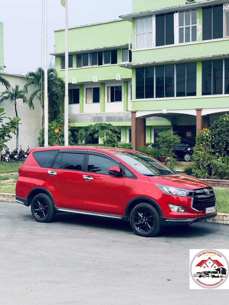 Ưu Điểm Nổi Bật Của Toyota Innova Khi Thuê Xe: Tại Sao Lại Là Lựa Chọn Hàng Đầu Cho Gia Đình & Du Lịch? (Giải thích lý do Innova được ưa chuộng khi thuê xe.)