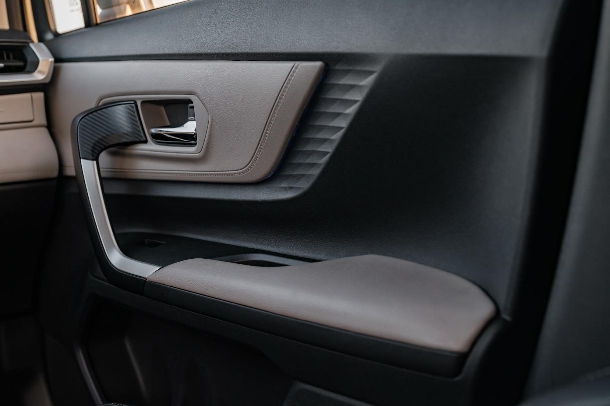 Đánh Giá Chi Tiết Nội Thất Toyota Veloz: Tiện Nghi, Không Gian & Chất Liệu (Đi sâu vào trải nghiệm người dùng)