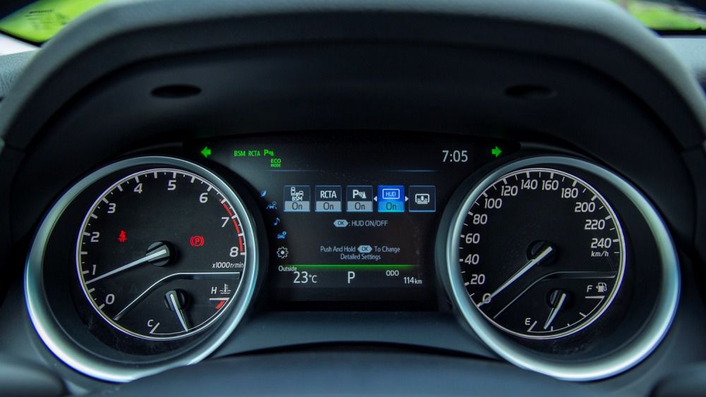 Các loại đồng hồ Camry Toyota phổ biến hiện nay (Phân loại đồng hồ Camry Toyota theo đời xe, chức năng (analog, digital), và các đặc điểm khác biệt.)