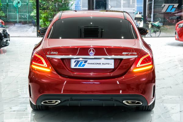 Công Nghệ Tiên Tiến và Tính Năng Nổi Bật Trên Đuôi Xe Mercedes