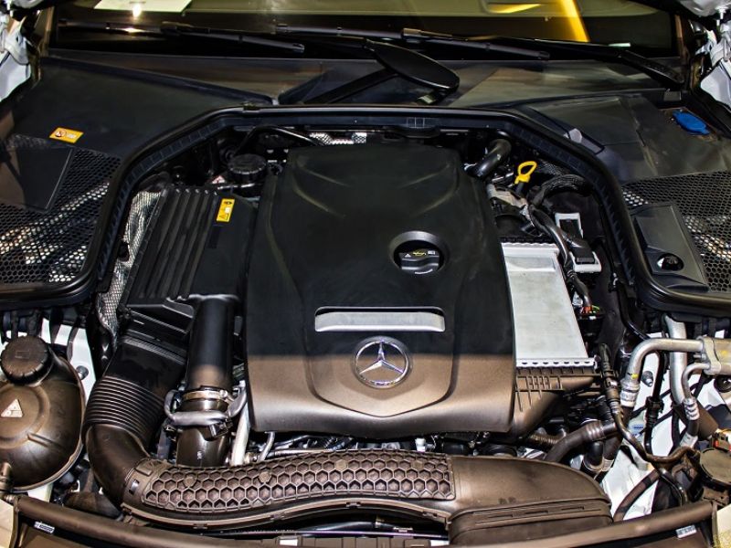 Lịch trình bảo dưỡng và tầm quan trọng của việc thay dầu định kỳ Mercedes C200