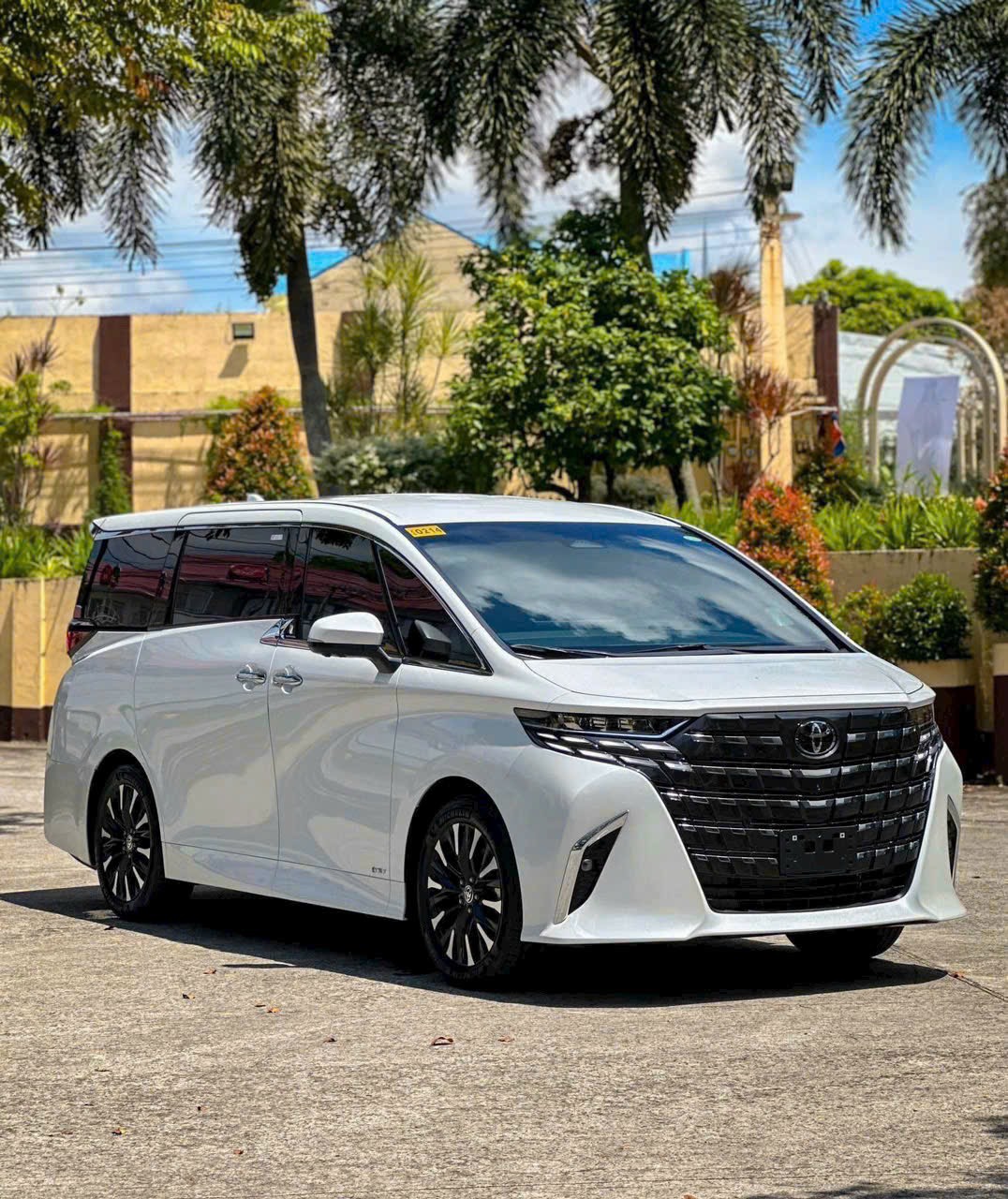 So sánh Toyota Alphard với các đối thủ cạnh tranh: MercedesBenz VClass, Lexus LM và Kia Carnival