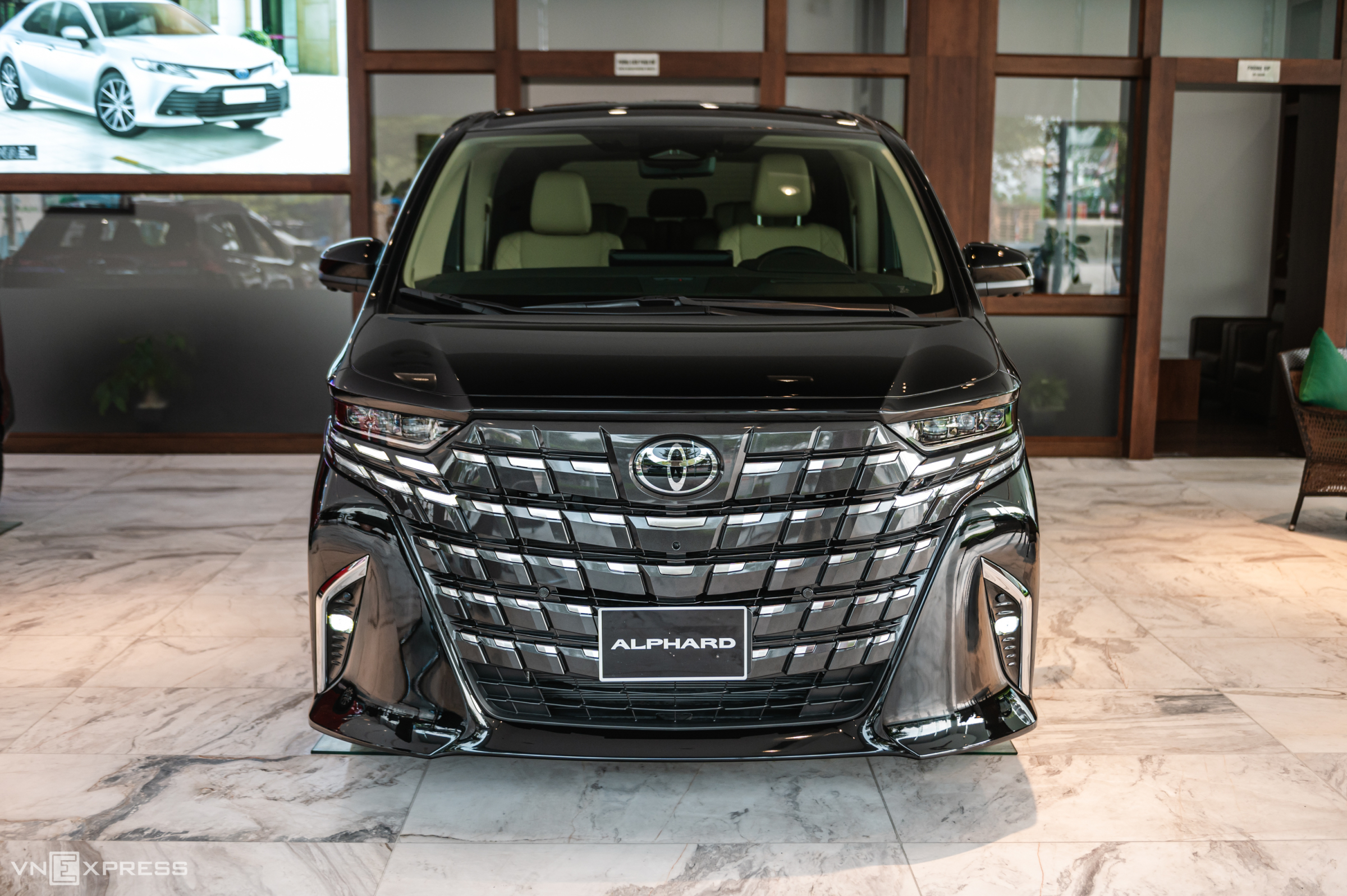 Tổng Quan Thị Trường Toyota Alphard Cũ: Giá Cả, Ưu Nhược Điểm (Mô tả: Phân tích tổng quan về thị trường xe Toyota Alphard cũ tại Việt Nam, bao gồm biến động giá, các phiên bản phổ biến, ưu điểm và nhược điểm chung khi mua xe cũ.)