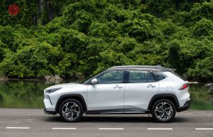 gia xe toyota 5 cho gam cao yaris cross 4