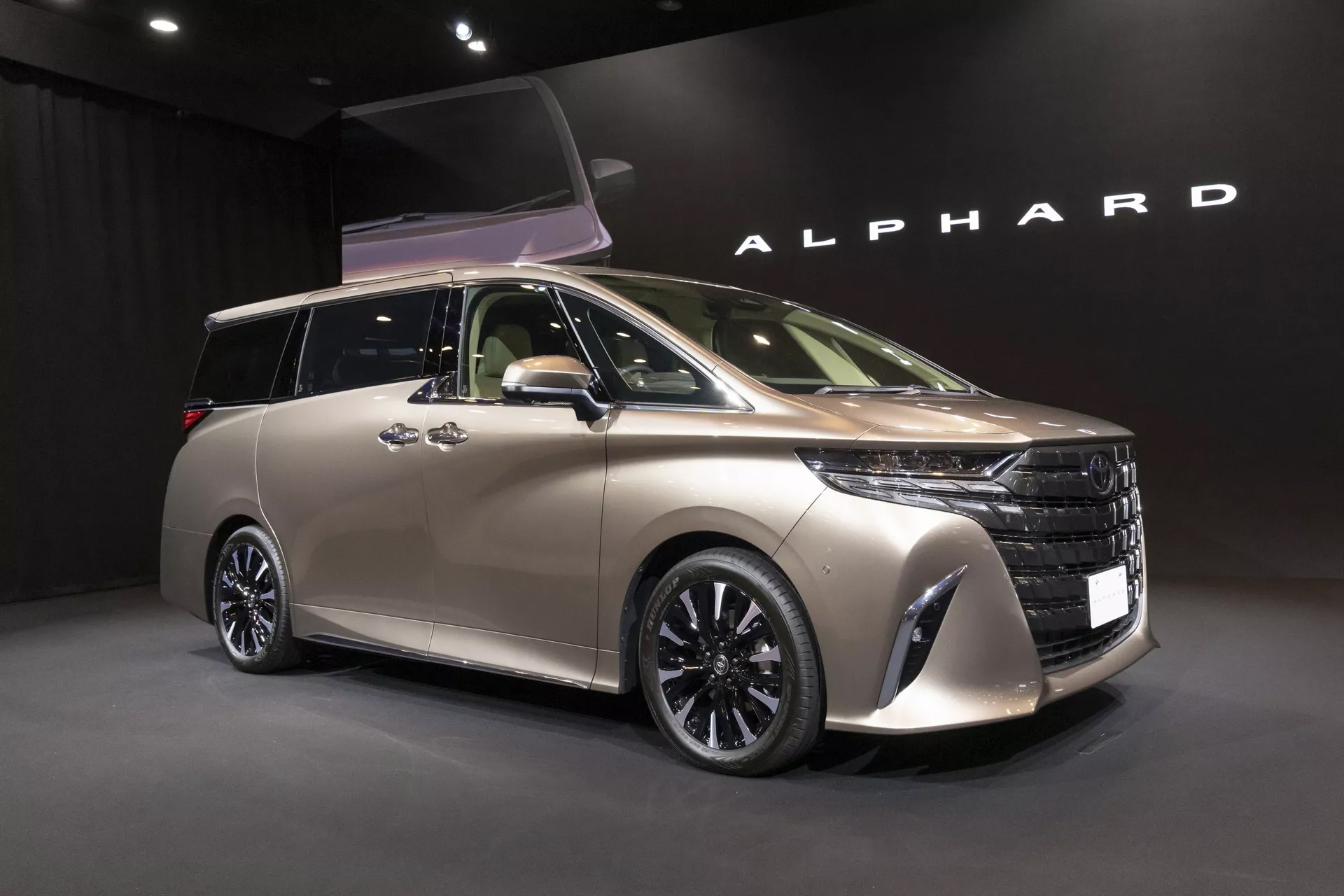 Giá Xe Toyota Alphard V6 Mới Nhất: Cập Nhật Theo Phiên Bản và Đại Lý (Mô tả: Cung cấp thông tin chi tiết về giá niêm yết và giá lăn bánh của các phiên bản Toyota Alphard V6 khác nhau, cập nhật từ các đại lý chính hãng.)