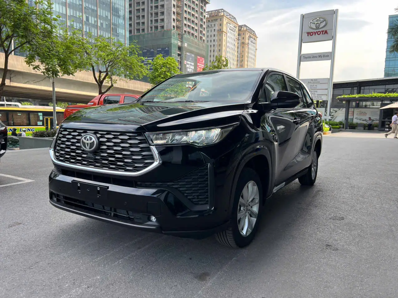 gia xe toyota innova cross hybrid 4