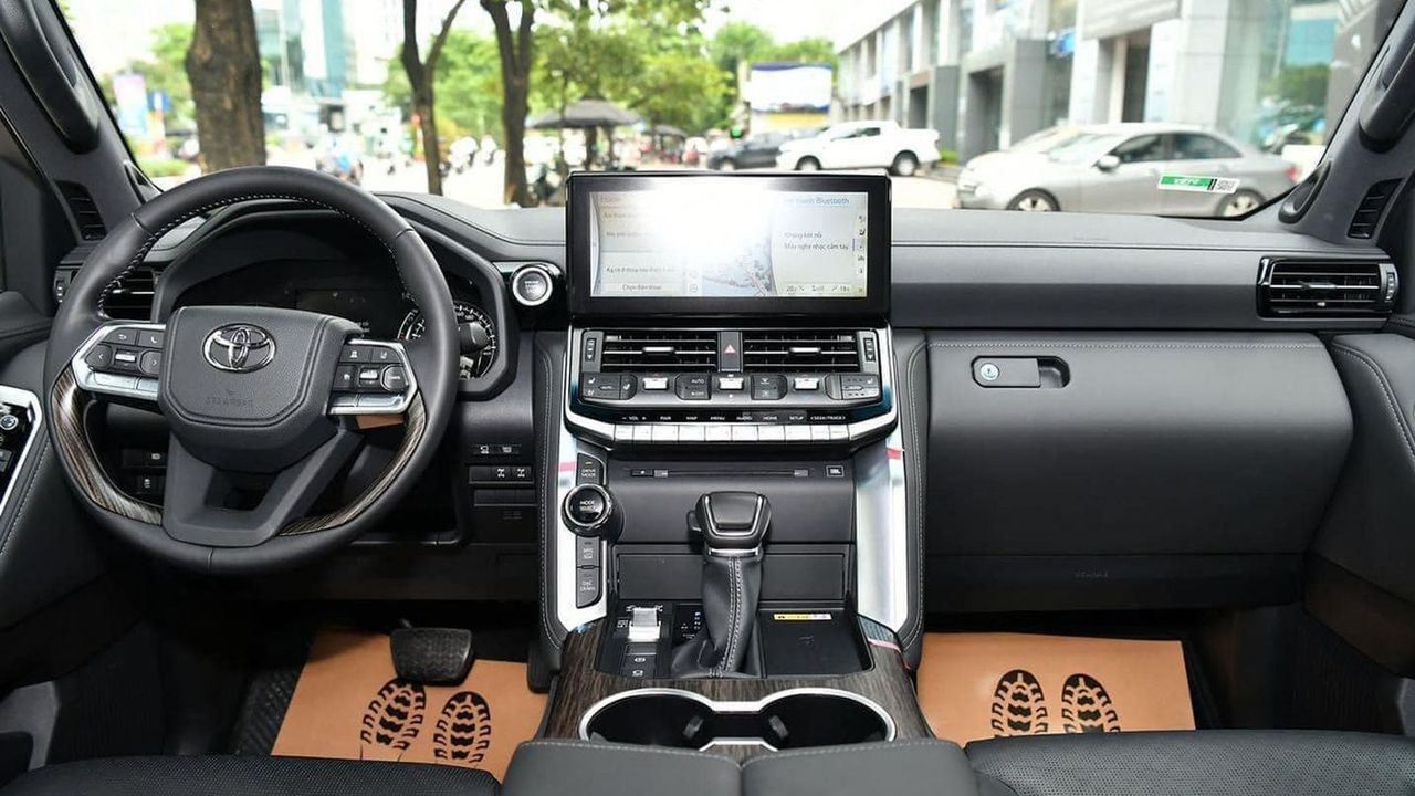 Toyota Land Cruiser: Đánh giá chi tiết thiết kế, nội thất, và khả năng vận hành