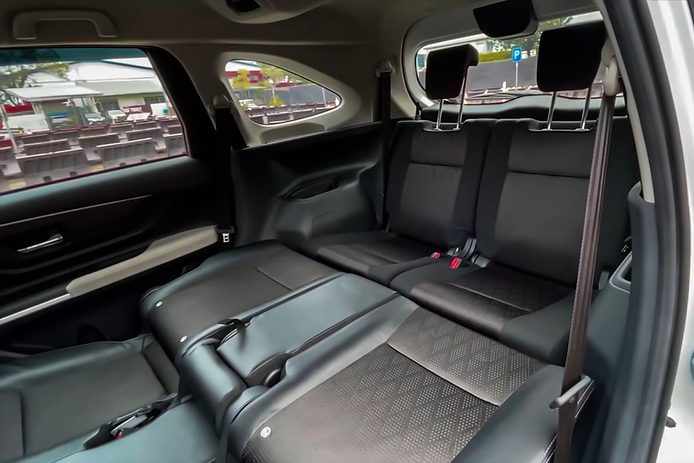 Đánh Giá Chi Tiết Toyota Veloz: Thiết Kế, Nội Thất, Vận Hành & Trang Bị An Toàn