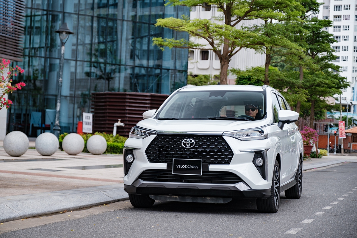 Toyota Veloz Cross 2025 Lăn Bánh: Đánh Giá Chi Tiết và Giá Niêm Yết (Giải đáp trực tiếp user intent chính về giá và đánh giá xe)