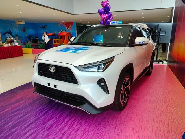 Thiết kế ngoại thất và nội thất Toyota Yaris Cross: Đánh giá chi tiết (Phần này đi sâu vào thiết kế tổng thể của xe, cả ngoại thất và nội thất, đánh giá về tính thẩm mỹ, tiện nghi và công năng.)