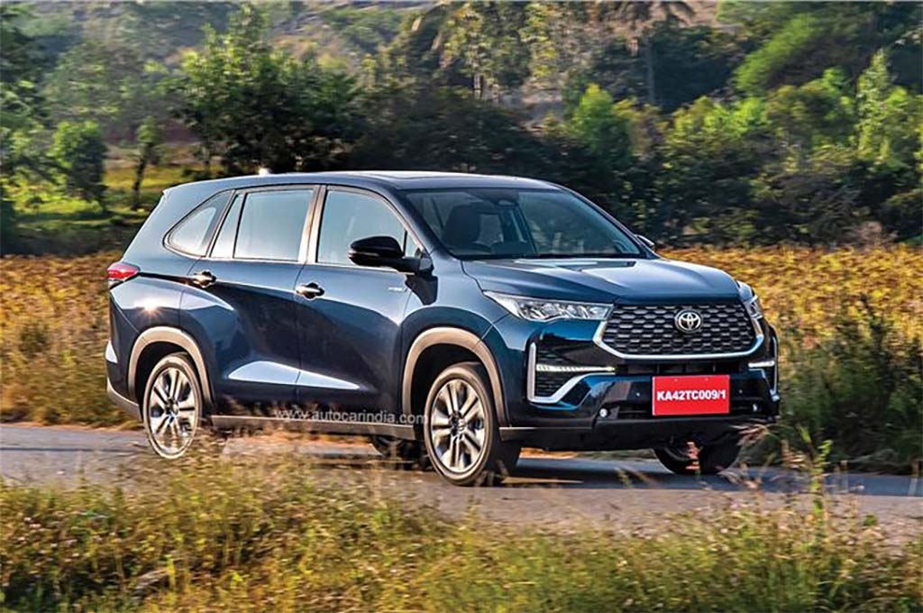 Ảnh Hưởng Của Kích Thước Toyota Innova Cross Đến Khả Năng Vận Hành, Di Chuyển Trong Đô Thị (Đánh giá ảnh hưởng của kích thước đến khả năng xoay sở trong phố đông, khả năng đỗ xe, di chuyển trên đường hẹp, và trải nghiệm lái tổng thể.)