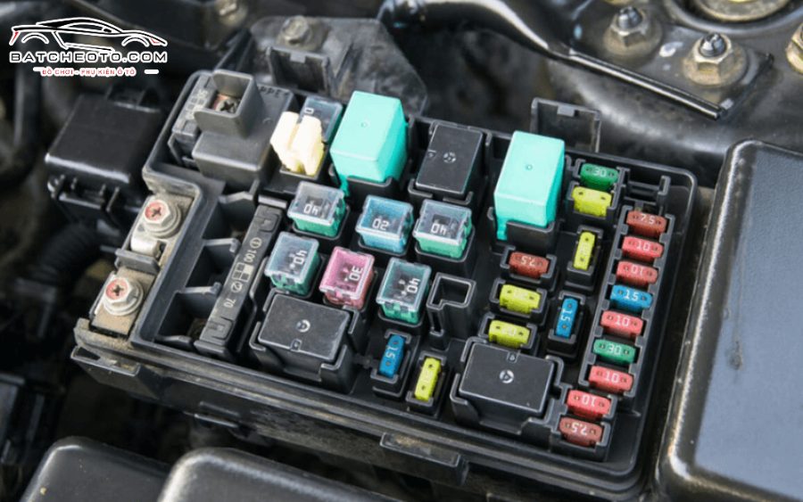 Dấu hiệu nhận biết cầu chì Toyota Innova bị hỏng và cách kiểm tra (Hướng dẫn cách nhận biết cầu chì hỏng qua dấu hiệu trực quan và sử dụng đồng hồ đo điện, đảm bảo an toàn và chính xác).