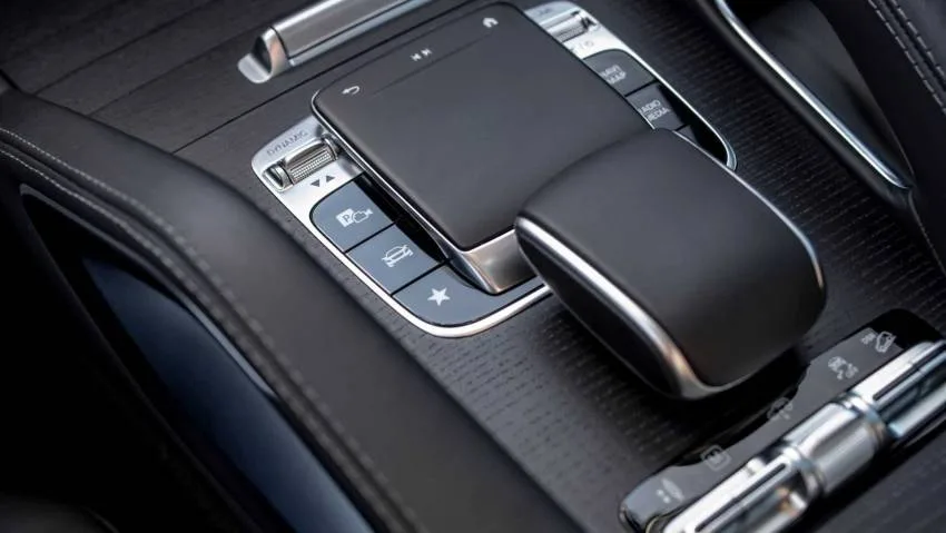 Hướng dẫn lau cần số Mercedes đúng cách, sáng bóng như mới