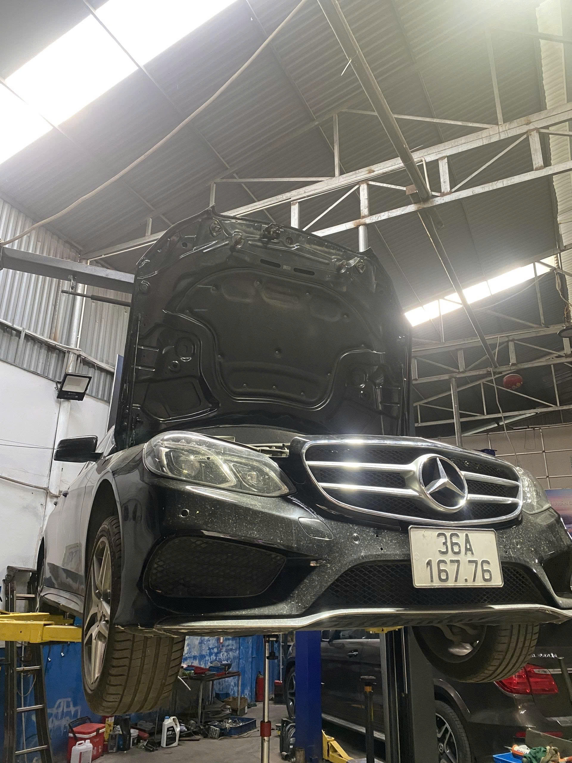 Lưu ý khi lau cần số Mercedes theo từng chất liệu