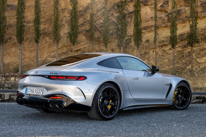 Các Yếu Tố Ảnh Hưởng Đến Giá Xe MercedesAMG GT 63