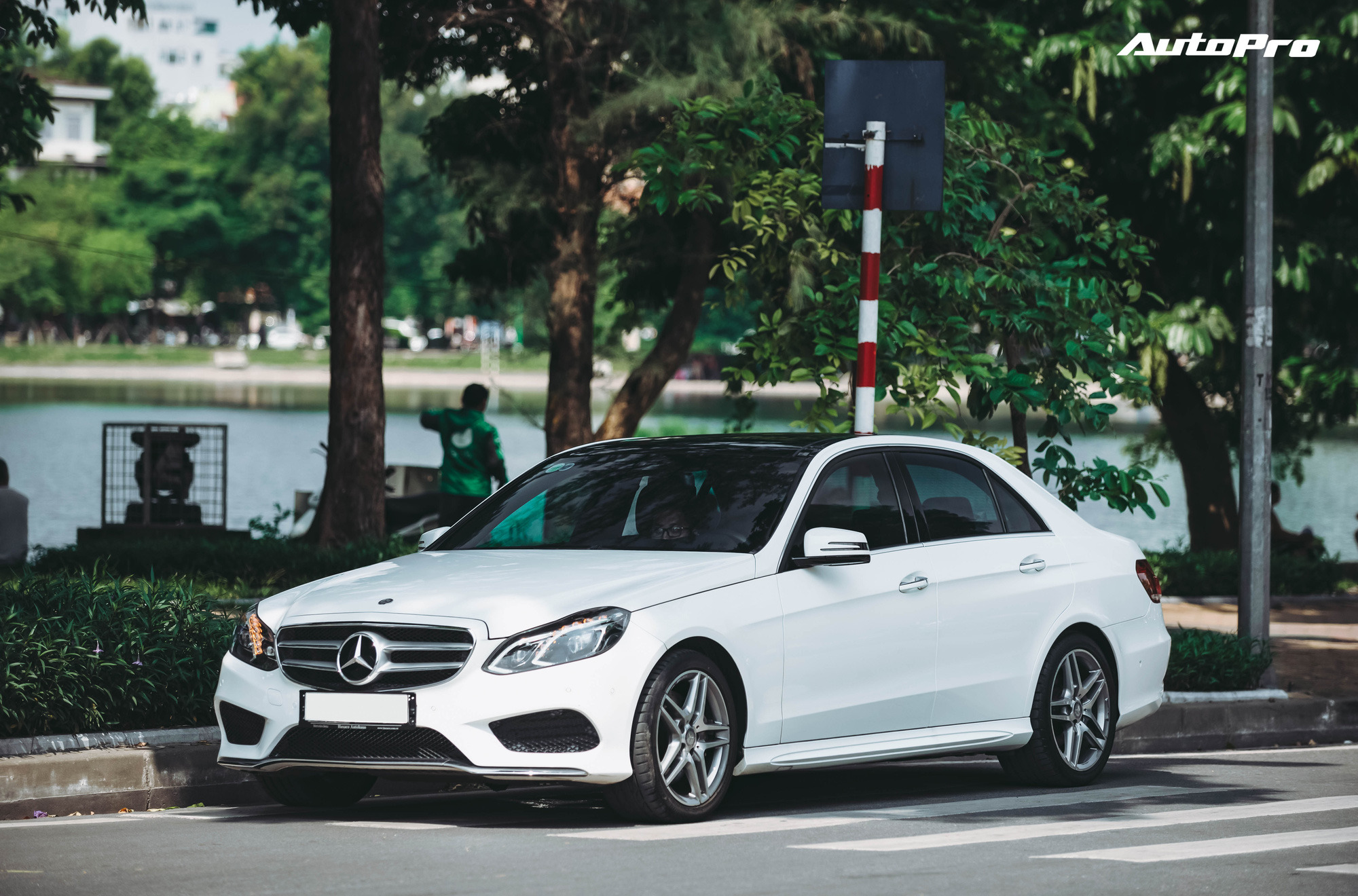 Chi phí lăn bánh Mercedes E400 AMG: Các khoản phí cần biết