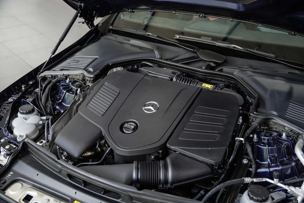 Động Cơ, Vận Hành và Công Nghệ An Toàn: Sức Mạnh Đích Thực của VClass Cao Cấp