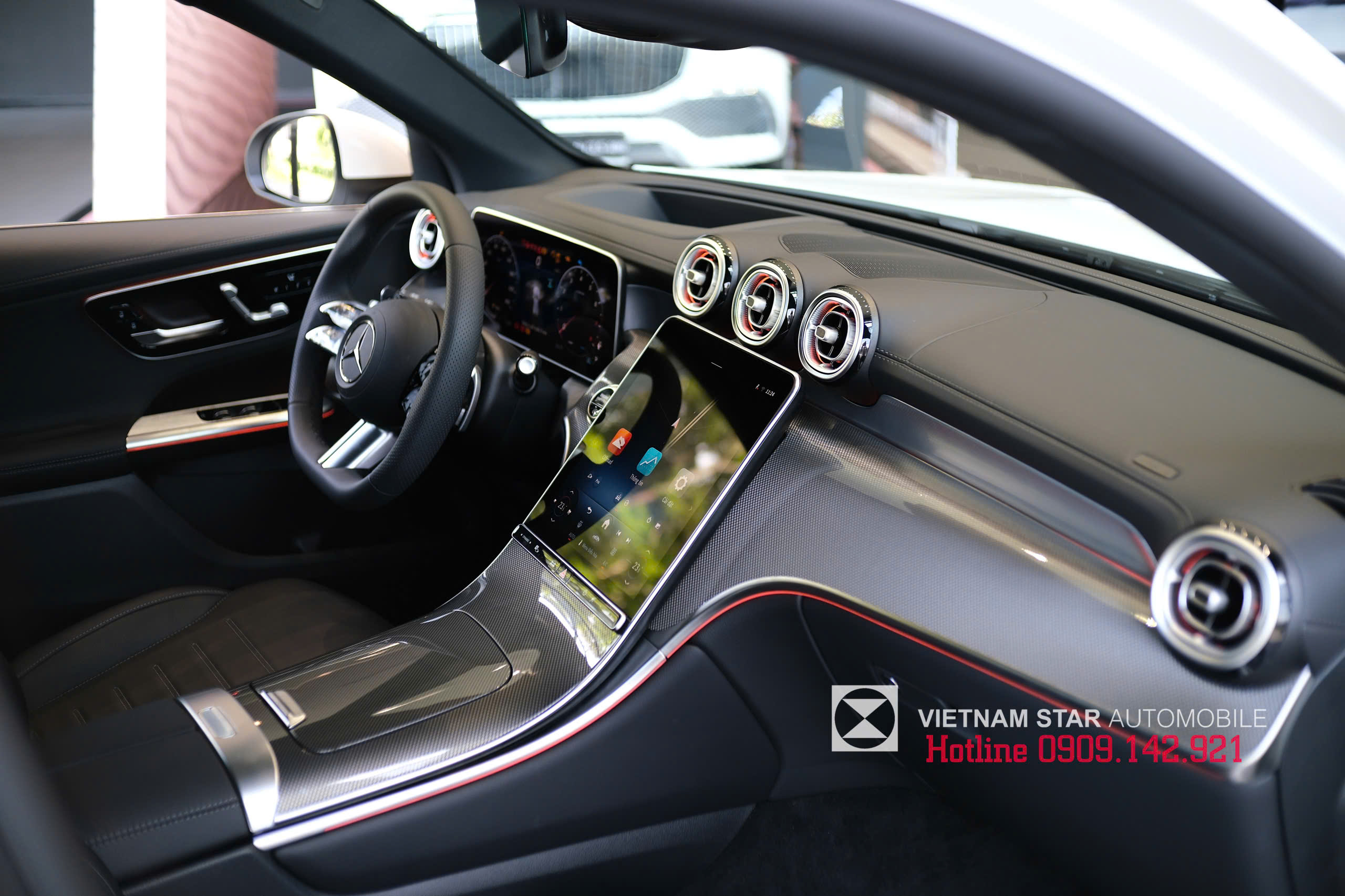 Nội thất và tiện nghi GLC 300: Không gian sang trọng, công nghệ hiện đại