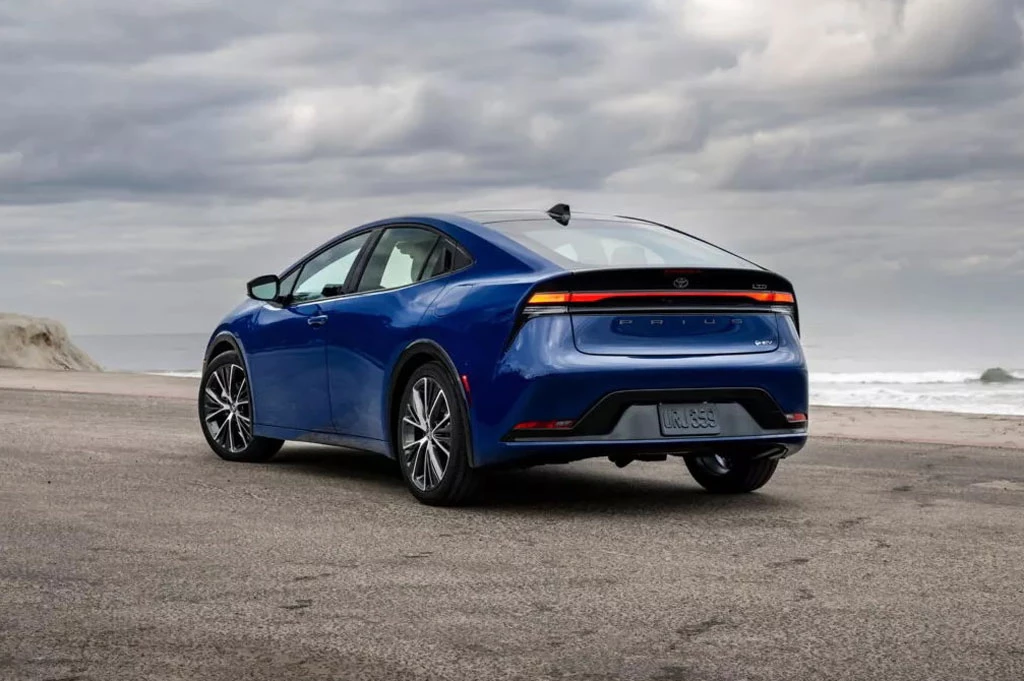 Toyota Prius 2024: Giá Bán, Các Phiên Bản và Ưu Đãi