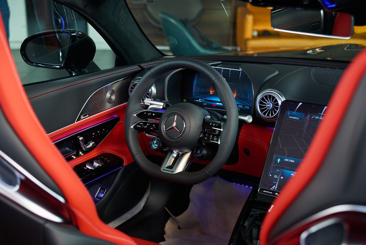 Dấu ấn Thể thao AMG Độc quyền: Từ Vô lăng đến Bàn đạp