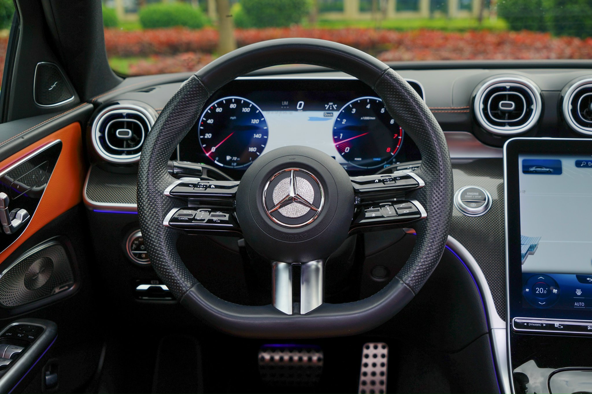 Tùy chọn Cá nhân hóa Nội thất: Biến hóa Khoang lái C300 AMG theo Phong cách Riêng