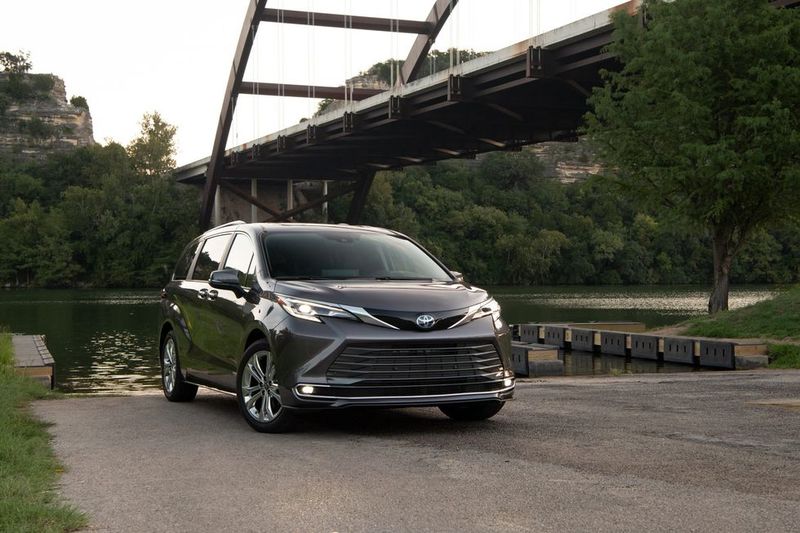 Sienna Toyota Vans: Đánh Giá Chi Tiết Ưu Và Nhược Điểm (Phân tích sâu sắc ưu và nhược điểm của Sienna, bao gồm khả năng vận hành, không gian nội thất, trang bị an toàn, và chi phí bảo dưỡng, giúp người dùng hiểu rõ hơn về mẫu xe này trước khi quyết định mua.)