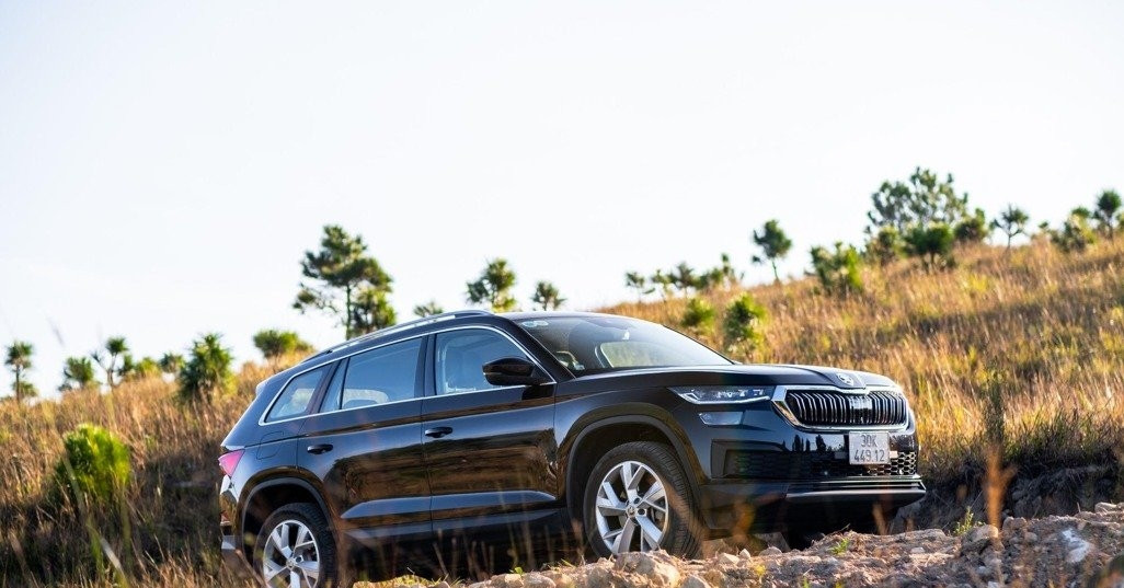 Động Cơ và Vận Hành: So Sánh Sức Mạnh và Hiệu Suất Nhiên Liệu