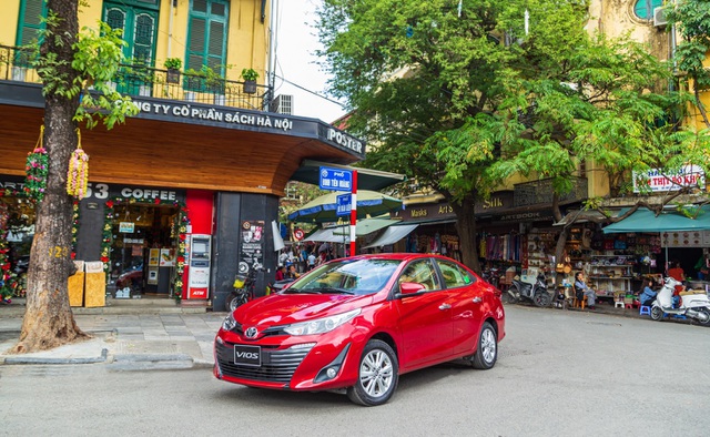 Phân tích User Intent: Tại Sao Toyota Vios Chiếm Lĩnh Thị Trường?  Bài viết này giải mã sức hút đặc biệt của Toyota Vios, tập trung vào việc đáp ứng nhu cầu thực tế của người tiêu dùng Việt Nam.