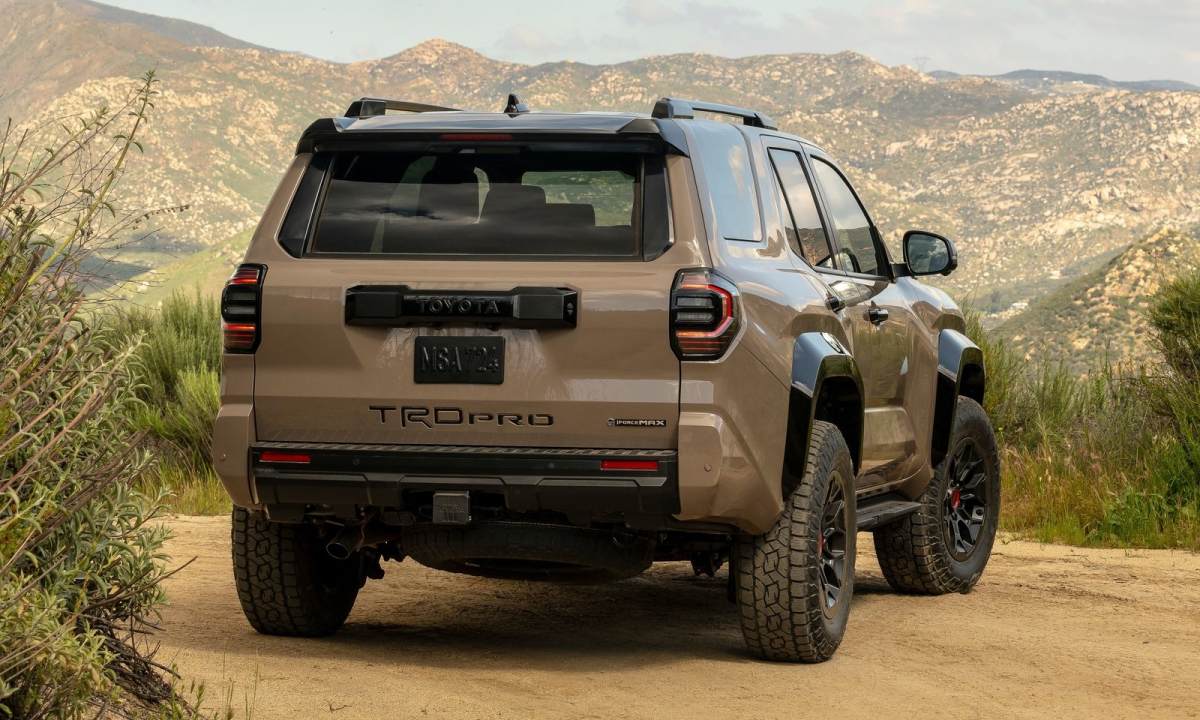 Thuê Toyota 4Runner Cũ Hay Mới: Đánh Giá Rủi Ro và Lợi Ích (Phân tích ưu nhược điểm của việc thuê xe 4Runner đã qua sử dụng so với xe mới, giúp người dùng cân nhắc lựa chọn.)