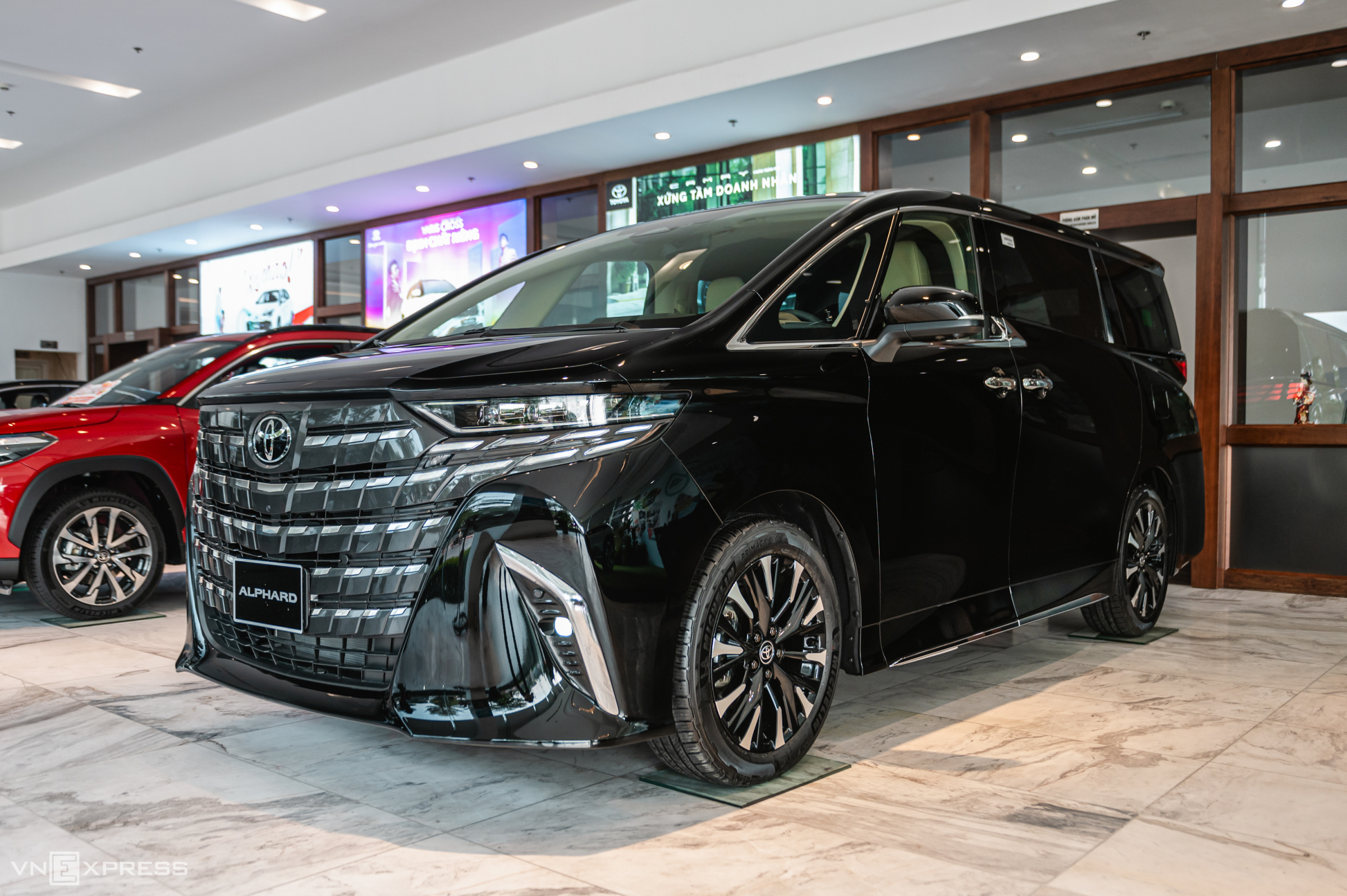 Toyota Alphard 9 Chỗ: Đánh Giá Chi Tiết Từ A Đến Z Cho Gia Đình & Doanh Nghiệp