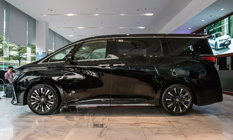 toyota alphard 2024 gia 4