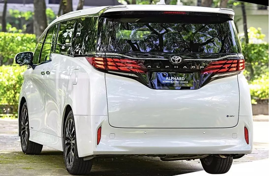 Toyota Alphard 2024: Giá lăn bánh và ưu đãi mới nhất hôm nay