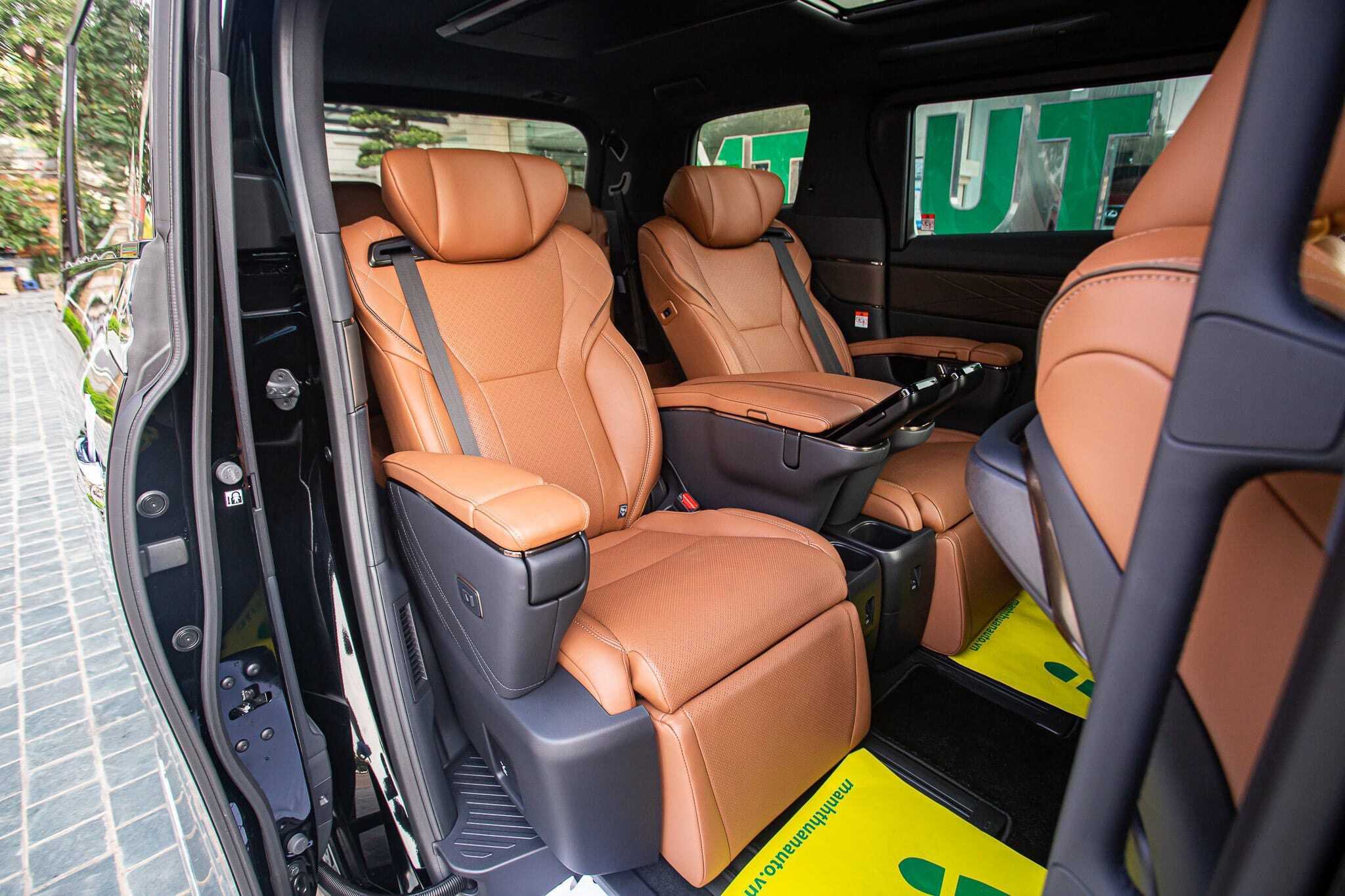 Vật Liệu và Trang Bị Nội Thất Toyota Alphard: Phân Tích Ưu Điểm và Nhược Điểm