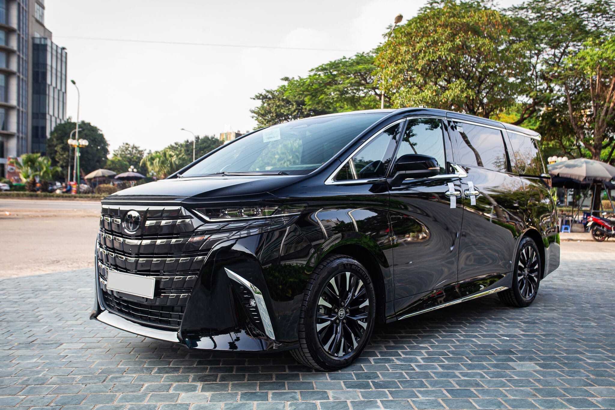 Thiết Kế Ngoại Thất Toyota Alphard 2025 HEV: Sự Lột Xác Đầy Ấn Tượng