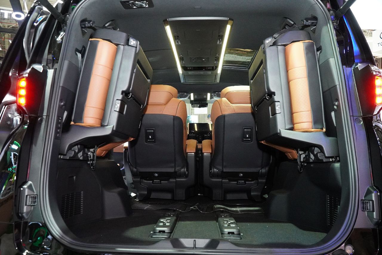 Thiết Kế Ghế Ngồi và Chất Liệu Cao Cấp Trên Toyota Alphard 2025: Đánh Giá và So Sánh