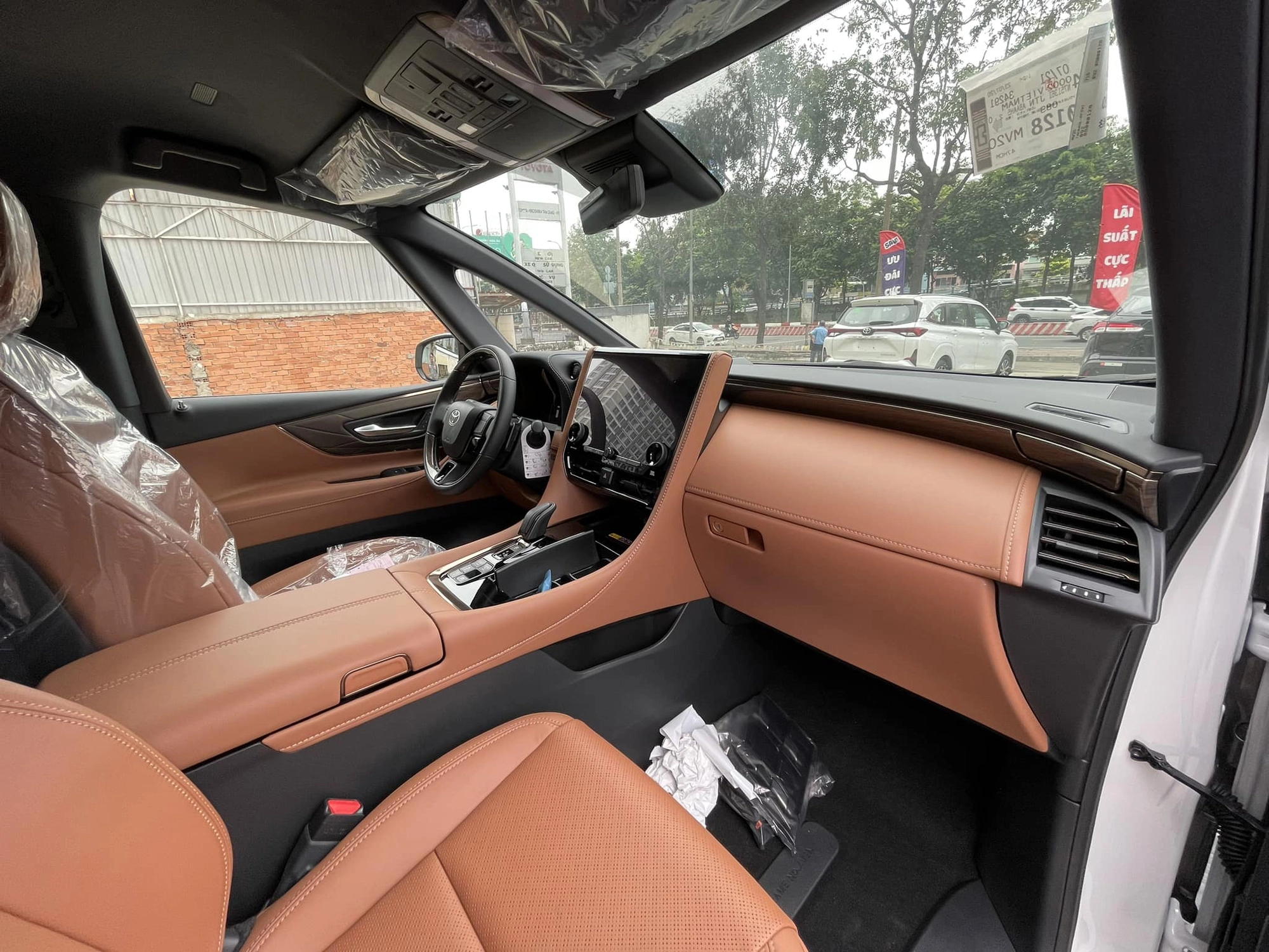 Động Cơ, Vận Hành và An Toàn Trên Toyota Alphard 4 Chỗ: Trải Nghiệm Lái Xe Cao Cấp