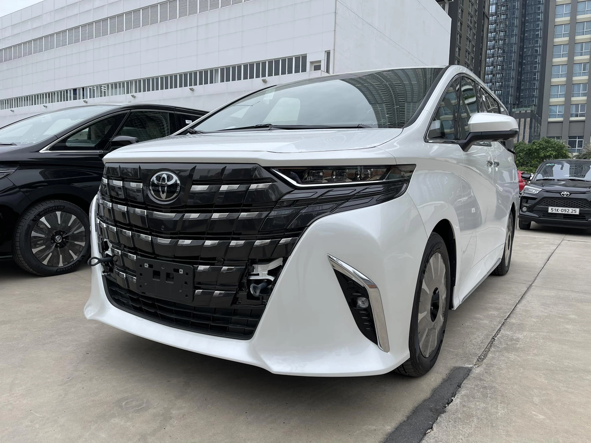 Trang Bị An Toàn và Công Nghệ Hỗ Trợ Lái Xe Toyota Alphard: Bảo Vệ Tối Đa Trên Mọi Hành Trình