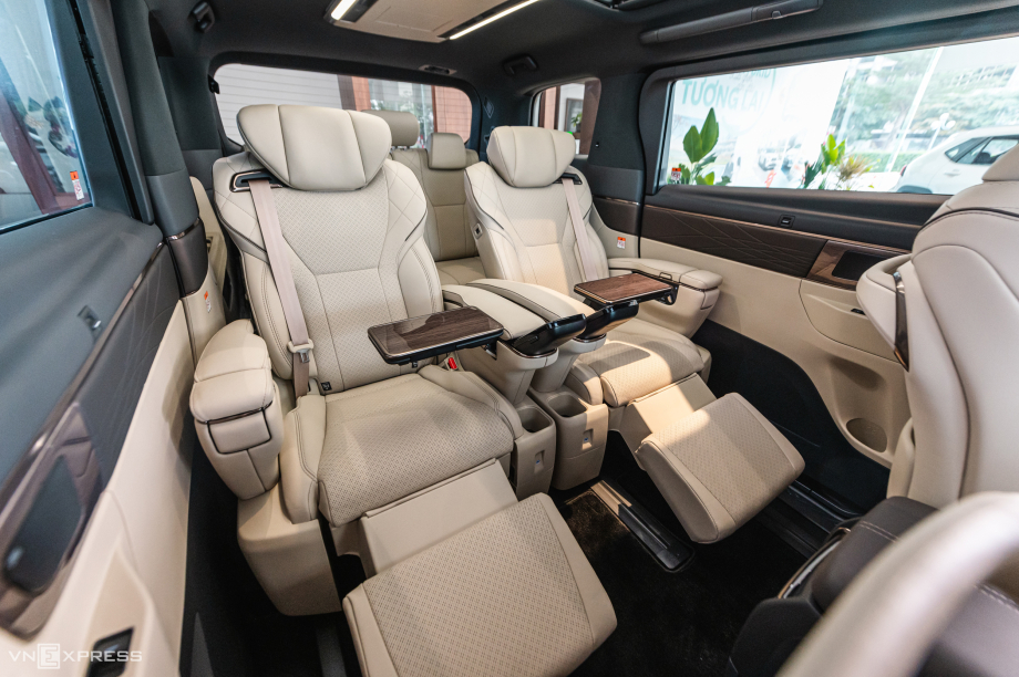 Toyota Alphard: Đánh giá chi tiết về số chỗ ngồi và các phiên bản (User Intent chính: Tìm hiểu rõ số chỗ ngồi của xe Alphard và các phiên bản liên quan)