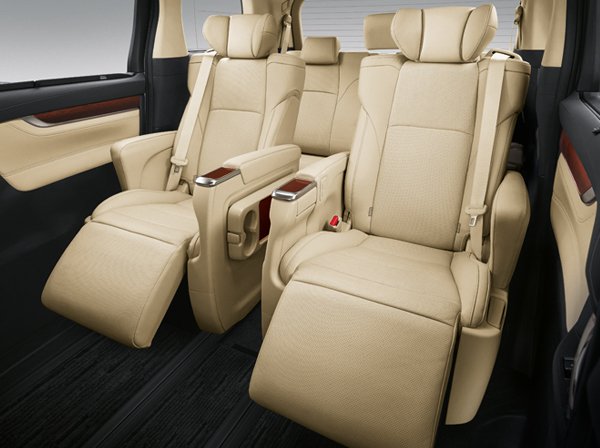Đánh giá không gian nội thất và sự thoải mái của Toyota Alphard (User Intent: Tìm hiểu về sự thoải mái và tiện nghi bên trong xe)