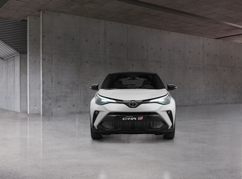 Toyota CHR GR Sport: So Sánh Với Các Đối Thủ Cạnh Tranh Trong Phân Khúc