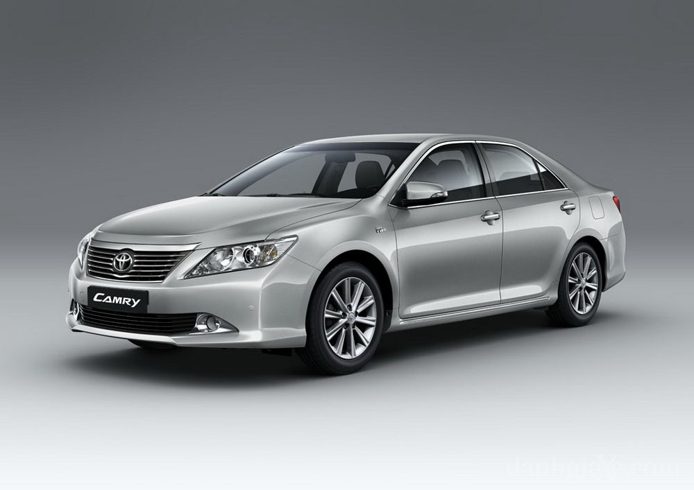 Vận Hành và An Toàn Toyota Camry 2012: Trải Nghiệm Lái Thực Tế